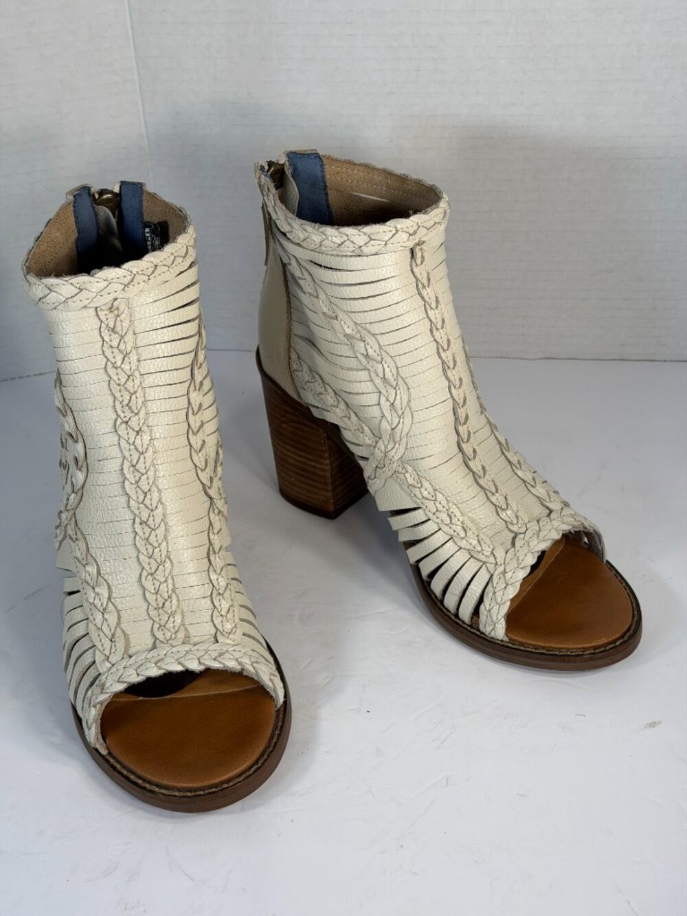 Women's size 8 Dingo leather shoes
